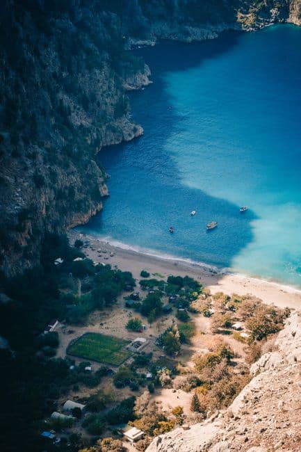 Çakıl Beach Club — Çakıl Beach Club, Kalkan sahilinde konumlanan, güneşlenme ve denize girme imkanı sunan bir plaj kulübüdür. Şezlong ve şemsiye hizmetleri ile ziyaretçilere konforlu bir plaj deneyimi vadediyor.
