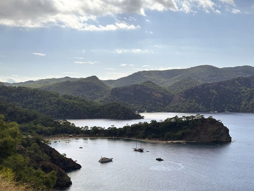 Nox Pub — Kaş merkezinde bulunan Nox Pub, yerel ve turistlerin sıkça ziyaret ettiği bir pub mekanıdır. Alkollü içecekler ve Wi-Fi hizmeti sunmaktadır. TripAdvisor'da 5/5 puan alarak Kaş'ın en iyi pubları arasında yer almaktadır.