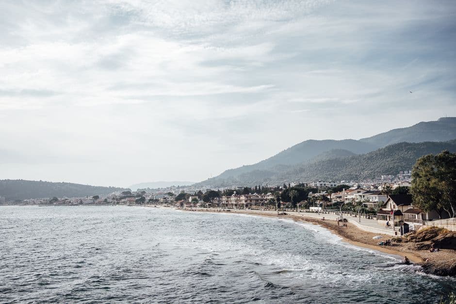 Green Beach Restoran — Green Beach Restoran, Kaş sahilinde deniz manzaralı bir yemek deneyimi sunar. Hafif Akdeniz mutfağı ağırlıklı menüsü ve sakin atmosferiyle öğle ve akşam yemeklerinde hizmet verir.