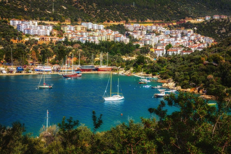 Echo Bar Kaş — Echo Bar, Kaş merkezde yer alan bir bar. Canlı müzik, kokteyl çeşitleri ve samimi atmosferiyle gece hayatına renk katan mekan, yerli ve yabancı konuklara hizmet veriyor.
