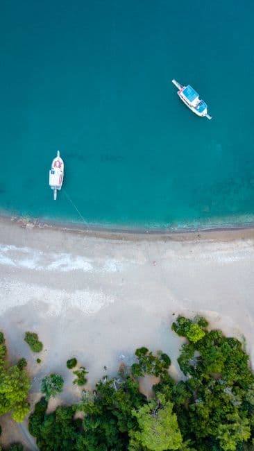 Aqua Bistro — Aqua Bistro, Kalkan'ın Kalamar Koyu'nda Akdeniz ve Türk mutfağını birleştiren menüsüyle hizmet veriyor. Taze deniz ürünleri, kuzu tandır, musakka gibi lezzetleri ve vejetaryen seçenekleriyle öne çıkan mekân, her cuma canlı müzik eşliğinde keyifli bir akşam yemeği deneyimi sunuyor.