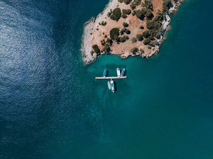 Phellos Restaurant — Hotel Club Phellos bünyesindeki restoran, Doğruyol Caddesi üzerinde kahvaltı ve ana öğün servisi sunmaktadır. Açık oturma alanı ve kredi kartı imkanı mevcuttur.