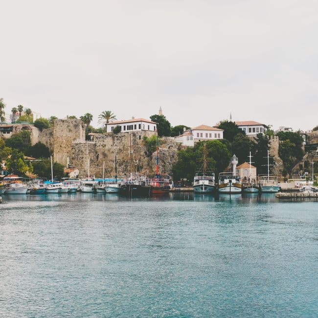 Club Xanthos — Kalkan'ın Kalamar Koyu'nda yer alan Club Xanthos, 70 odalı 4 yıldızlı bir oteldir. Açık yüzme havuzu, sauna ve özel plaj alanıyla konuklarına konforlu bir tatil sunar.
