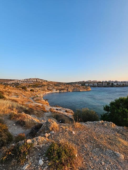 Sandal Bar & Lounge — Kalkan marinaya bir kac adim mesafedeki Sandal Bar & Lounge, genis kokteyl menusu, canli spor yayinlari, bilardo, dart, hava hokeyi ve langirt gibi oyun alanlariyla gun boyu acik bir bar ve lounge mekanidir. Tiki tarzi dekorasyonu ve acik-kapali oturma alanlariyla rahat bir atmosfer sunuyor.