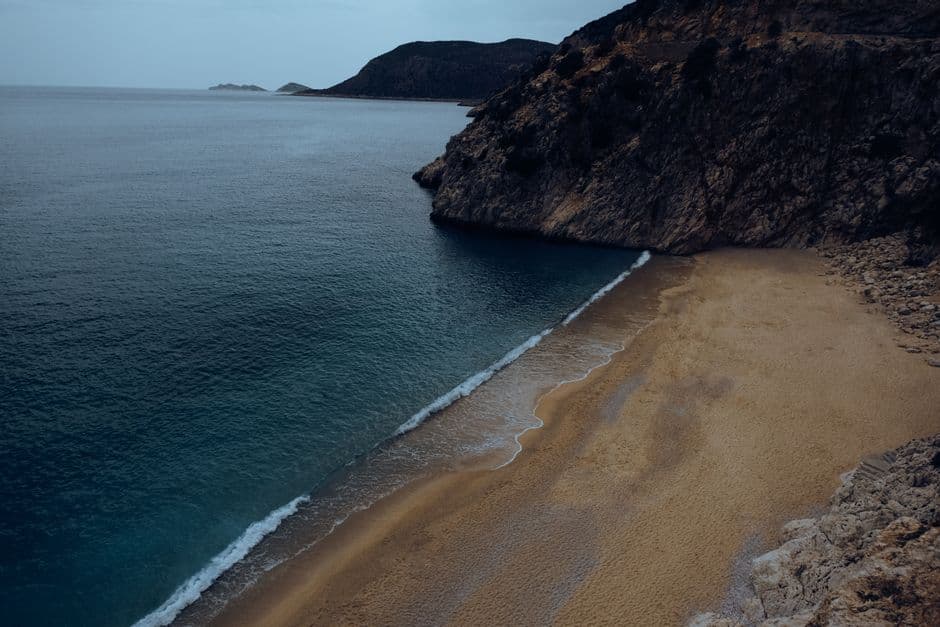 Deco Stop Bar — Kaş merkezde yer alan Deco Stop Bar, canlı atmosferi ve geniş içecek menüsüyle gece hayatına renk katan bir mekandır. Dekorasyonuyla dikkat çeken barda yerli ve yabancı içkiler, kokteyller sunulmaktadır.