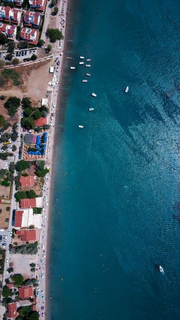 Quanta Rock — Kaş'daki Quanta Rock Cafe, rock müziği ve cool videolarla ünlü, samimi hizmet sunan bir bar. Selin tarafından işletilen mekanda harika kokteyller ve lezzetli içecekler bulunur.
