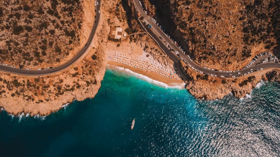 Loop Kaş — Kaş merkezinde, denize karşı kocaman bir bahçede yer alan Loop Kaş, burgerleri ve yavaş pişirilmiş etleriyle ünlü bir restoran ve bar.