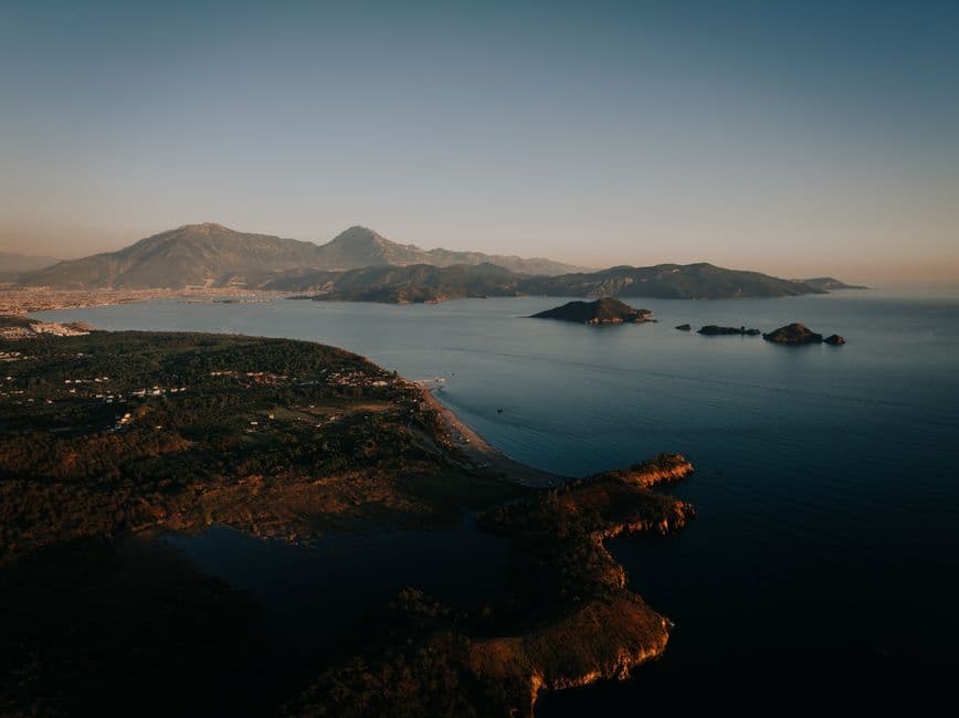 Fırt Bar — Kaş merkezde yer alan Fırt Bar, içecek çeşitleri ve canlı müzik atmosferiyle öne çıkan bir bardır. Rahat ortamıyla gece hayatını canlandıran mekan, yerel ve yabancı ziyaretçilere hizmet vermektedir.