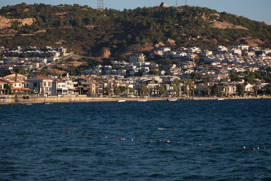 No Name Bar — Andifli Mahallesi'nde bulunan No Name Bar, Kaş'ın popüler gece hayatı merkezlerinden biri. Canlı müzik performansları, çeşitli içecek seçenekleri ve samimi atmosferi ile ziyaretçilere keyifli bir deneyim sunuyor.