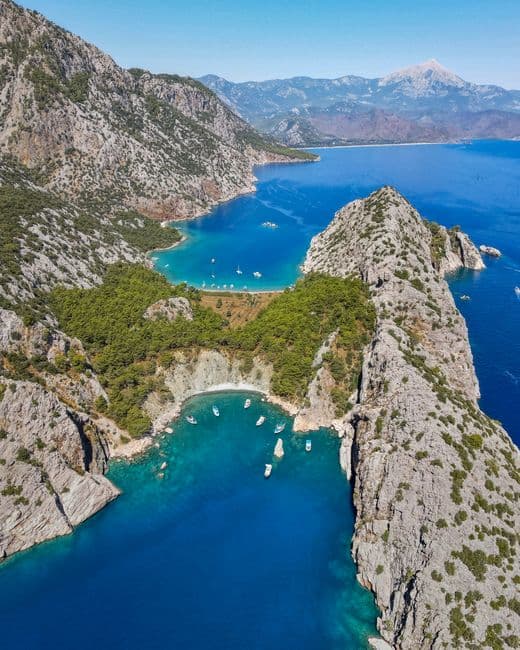 Talay Kaş Restaurant — Kaş-Antalya yolu üzerindeki Ağullu Köyü'nde hizmet veren Talay Restaurant, taş fırında pişen lahmacun ve pideleriyle tanınıyor. Yıl boyunca açık olan aile işletmesi, samimi atmosferiyle dikkat çekiyor.
