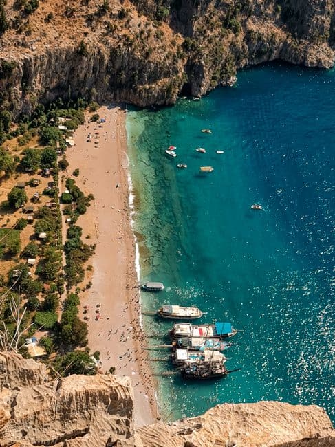 Kaputaş Plajı — Kaş ile Kalkan arasında, D400 karayolu üzerinde yer alan Kaputaş Plajı, 170 basamaklı merdivenlerle inilen, turkuaz renkli suları ve doğal kanyon manzarasıyla bölgenin en popüler plajlarındandır. Deniz tabanı çakıllı olup kıyıdan kısa mesafede derinleşir; şnorkelle dalış için uygun bir ortam sunar.