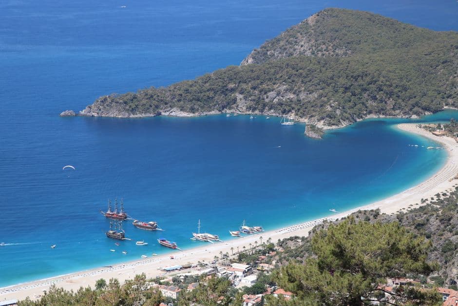 Barboon Bar — Kaş'ın kalbinde yer alan Barboon Bar, orijinal pub kültürü sunan dost canlısı bir mekan. Guinness Draught dahil çeşitli bira türleri, kokteyller ve özel shot'lar sunuyor. Düşük fiyatlı menüsü ve rahat terasıyla Kaş'ta en popüler barlardan biri.