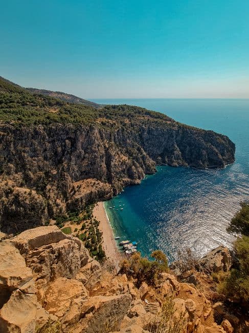 Giant Stride Shop&Cafe&Bar — Andifli'de yer alan Giant Stride Shop&Cafe&Bar, ev yapımı lezzetleri, dalgıç temalı ürünleri ve sakin çalışma alanı sunan popüler bir kafe.
