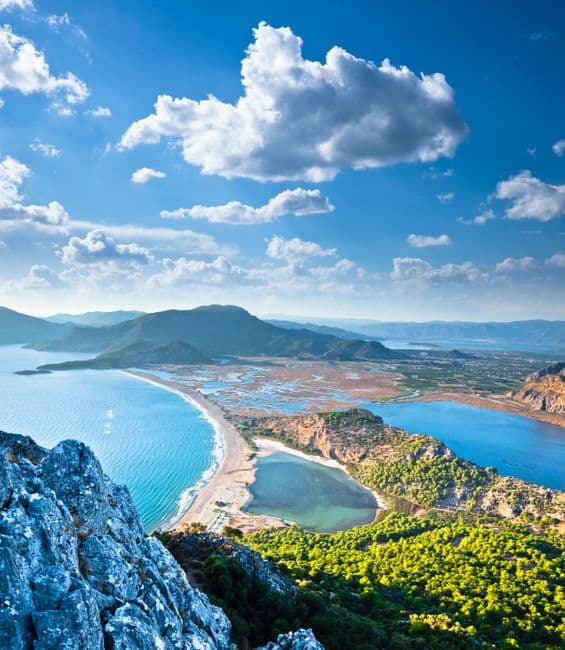 Kuytu Köşe Teras — Kaş merkezde, Uzun Çarşı'ya birkaç adım mesafedeki Kuytu Köşe Teras, deniz manzaralı çatı terası ve barıyla dikkat çekiyor. 10 odalı pansiyonda oda+kahvaltı konsepti sunuluyor, çatı terasında ise gün batımı eşliğinde kokteyl ve atıştırmalık servisi yapılıyor.