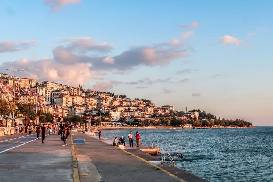 Deniz Feneri Restoran — Deniz Feneri Restoran, Kaş'ta deniz kenarında hizmet veren bir restorandır. Adını deniz fenerinden alan mekan, deniz ürünleri ve geleneksel Türk mutfağından seçenekler sunmaktadır.
