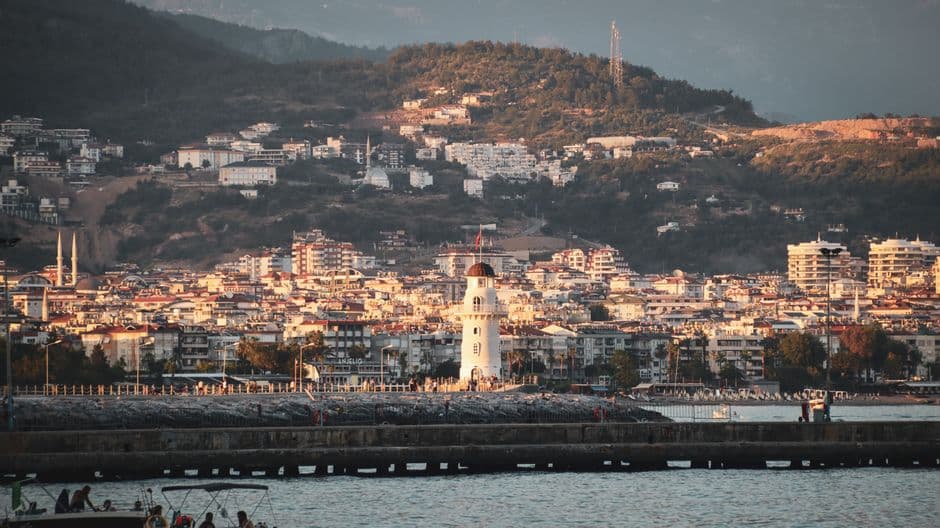Deniz Feneri Kafe — Deniz Feneri Kafe, Kaş'ta yer alan bir kafedir. Çeşitli sıcak ve soğuk içecekler ile hafif atıştırmalıklar sunan mekân, gün içinde mola vermek isteyen ziyaretçiler için uygun bir ortam sağlar.