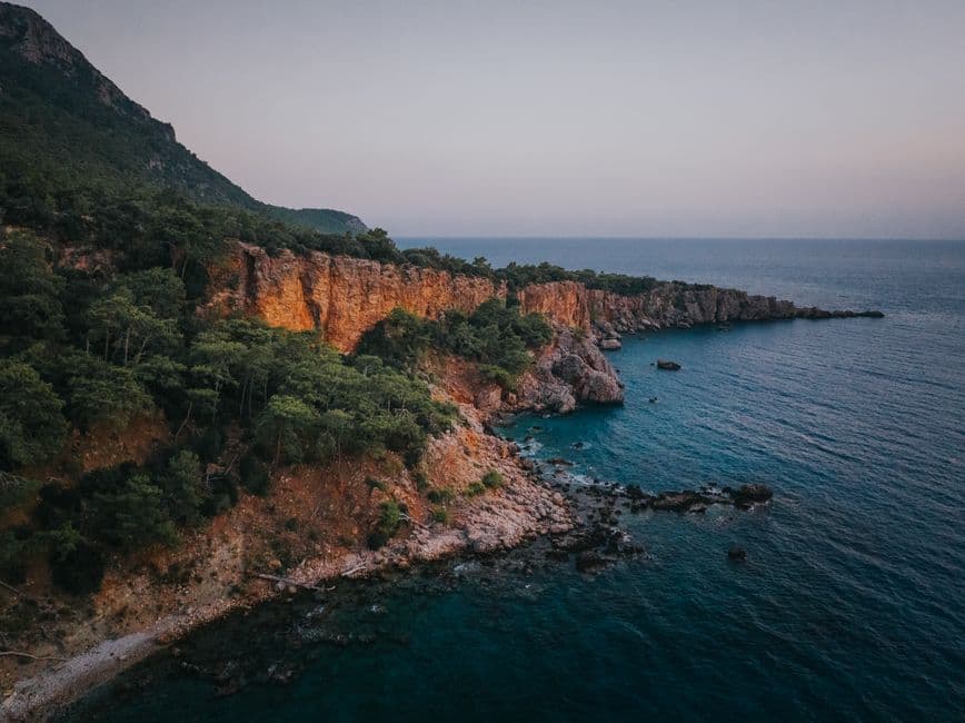 Liman Restaurant Kaş — Kaş Vira Liman Restaurant, Acısu Mevki'de yer alan deniz ürünleri restoranıdır. Restaurant, 4 yıldızlı puanıyla ziyaretçilerden olumlu geri bildirimler almaktadır ve 8:00-23:30 arası hizmet vermektedir.